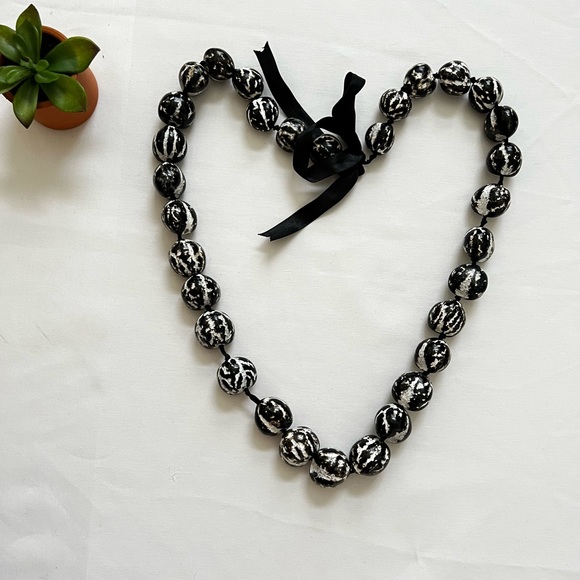 Black and white kukui nut lei - Picture 1 of 1